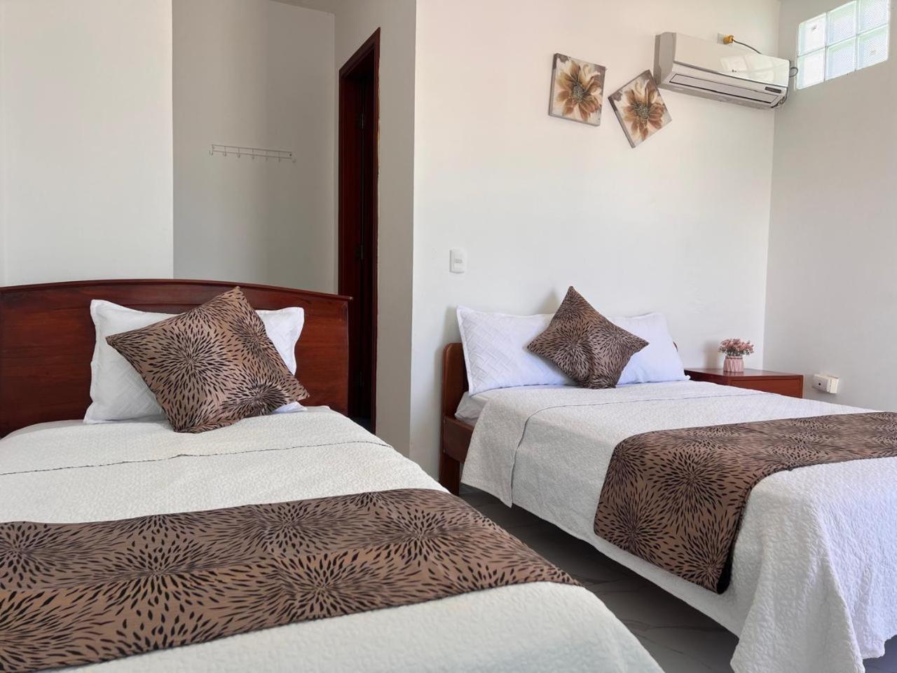 Hostal Carliza Puerto Ayora  Bagian luar foto