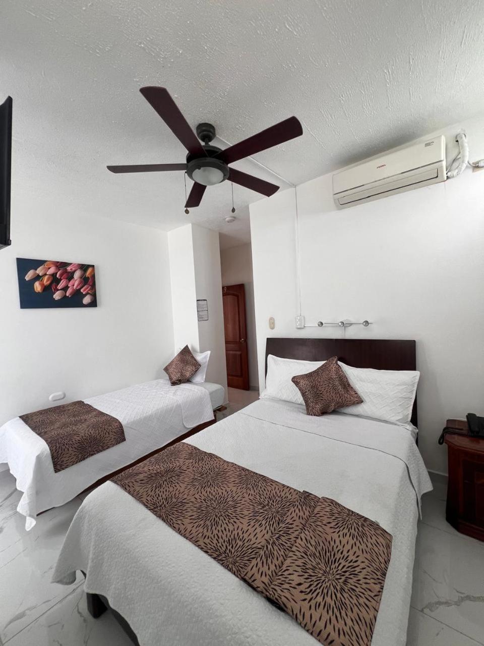 Hostal Carliza Puerto Ayora  Bagian luar foto