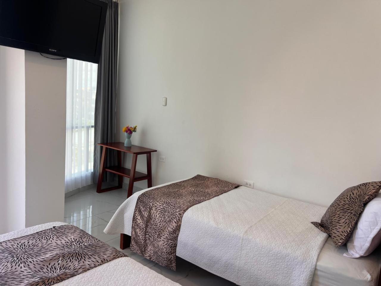 Hostal Carliza Puerto Ayora  Bagian luar foto