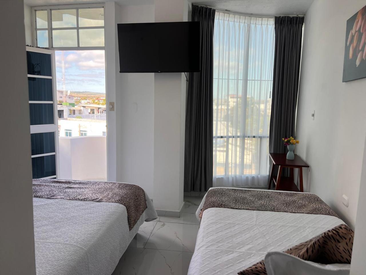 Hostal Carliza Puerto Ayora  Bagian luar foto