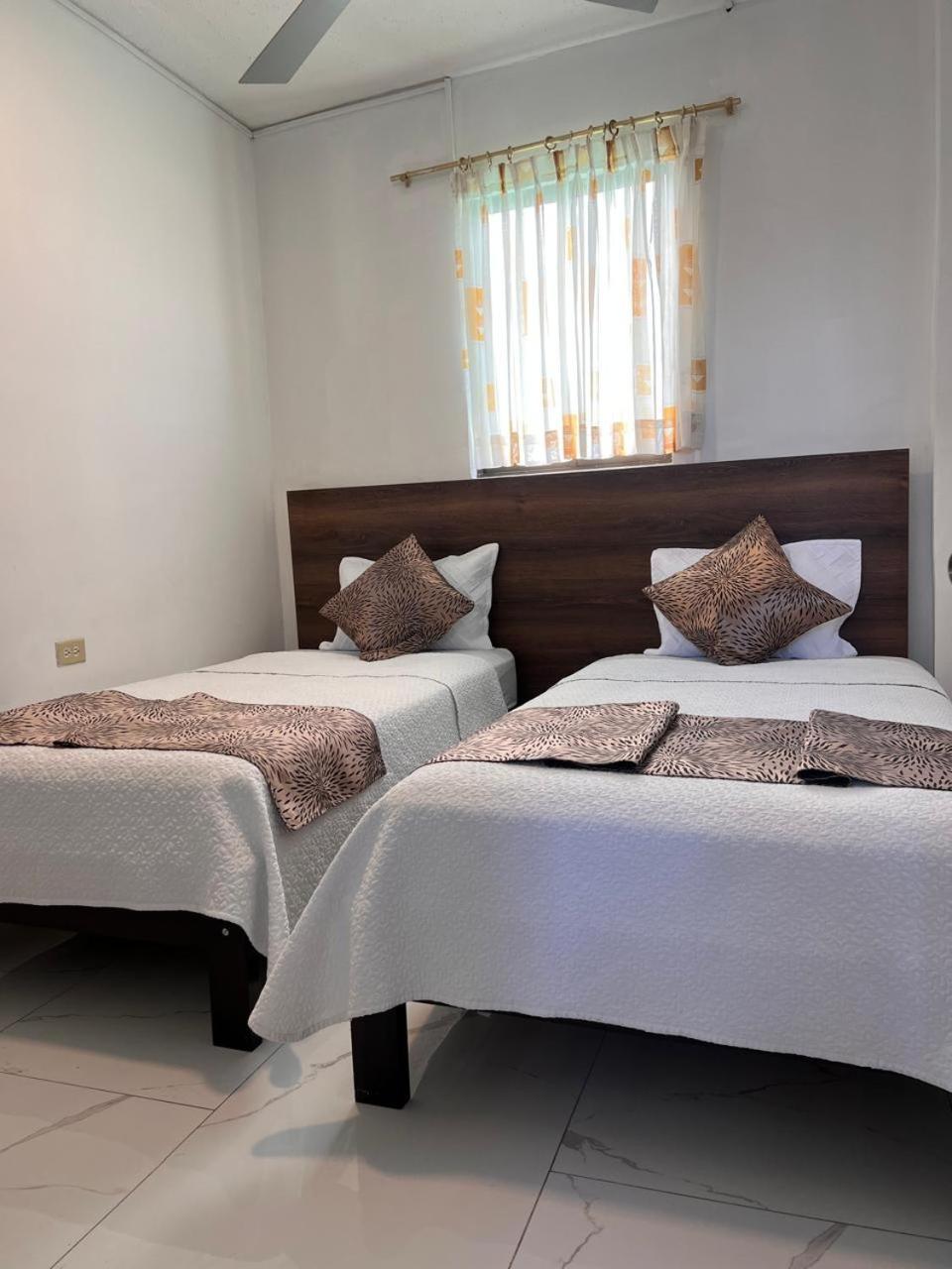 Hostal Carliza Puerto Ayora  Bagian luar foto