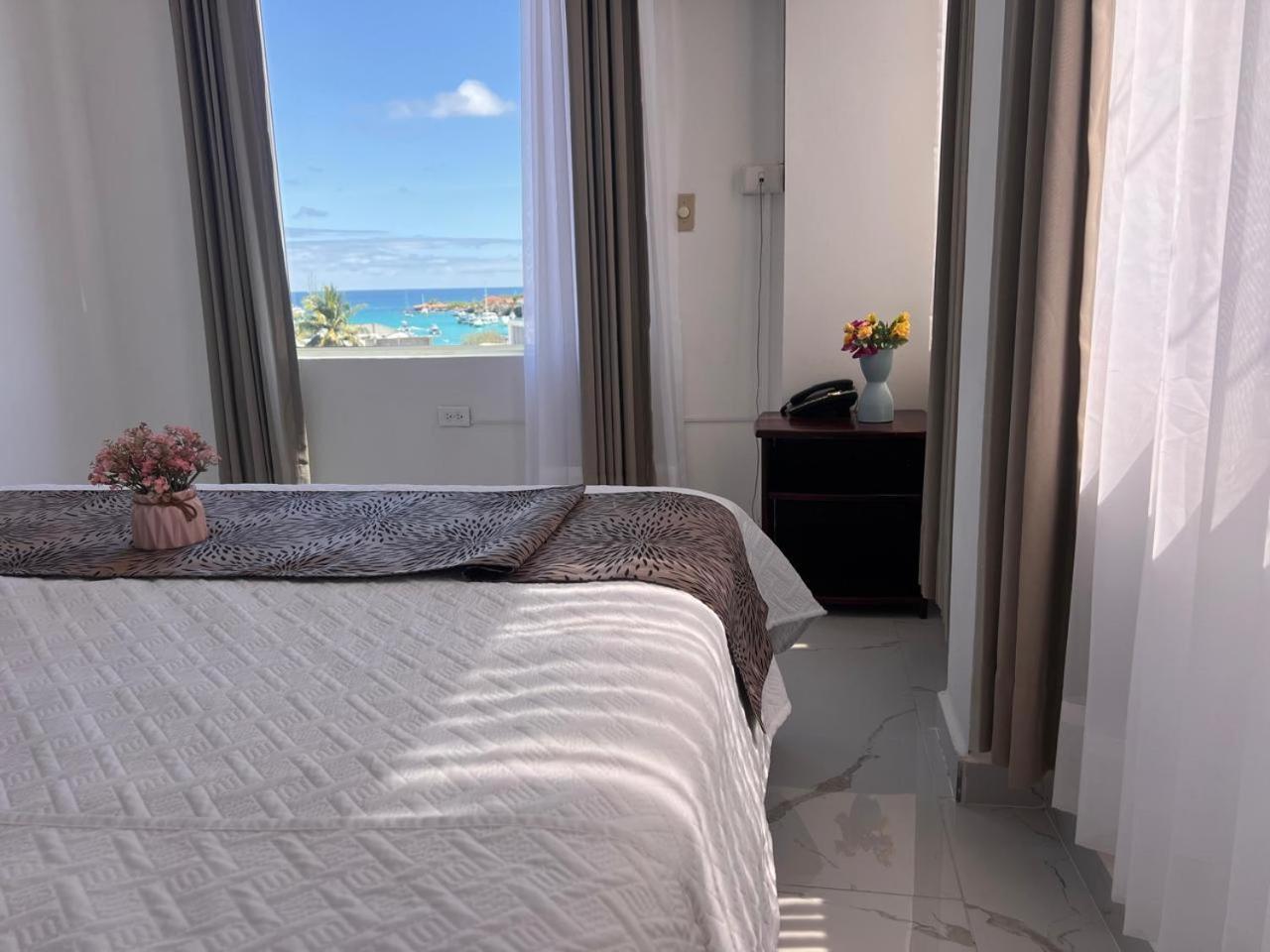 Hostal Carliza Puerto Ayora  Bagian luar foto