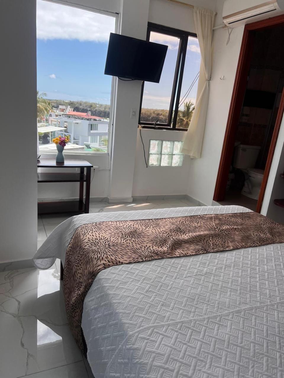 Hostal Carliza Puerto Ayora  Bagian luar foto